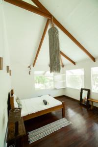 1 dormitorio con 1 cama y techo con lámpara de araña. en The Jaguars Jungle Rainforest Lodge - All meals included, en San Pedrillo