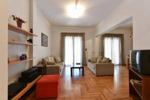 Televízia a/alebo spoločenská miestnosť v ubytovaní nefeli apartment