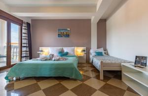 a hotel room with two beds and a window at Villa San Rocco Bed & Breakfast in Medulin