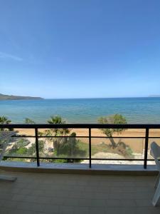 una vista del océano desde un balcón en Nefeli Rooms, en Agia Marina de Nea Kydonia