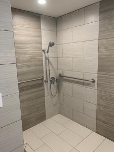 La salle de bains est pourvue d'une douche avec une porte en verre. dans l'établissement Holiday Inn Express & Suites Mexicali, an IHG Hotel, à Mexicali