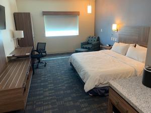 ein Hotelzimmer mit einem Bett und einem Schreibtisch in der Unterkunft Holiday Inn Express & Suites Mexicali, an IHG Hotel in Mexicali