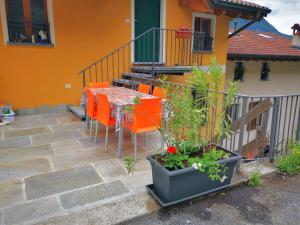 a patio with a table and chairs and a house at Ferienwohnung mit Aussicht in Cima