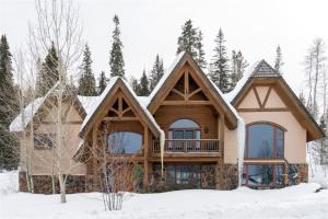 ein Blockhaus im Schnee mit Bäumen in der Unterkunft Double Eagle Way 102 in Telluride