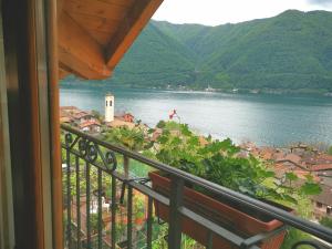 a balcony with a view of a lake and mountains at Ferienwohnung mit Aussicht in Cima