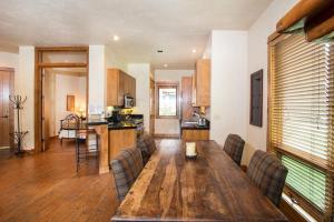 sala de estar con mesa de madera y cocina en Terraces en Telluride