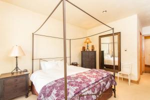 ein Schlafzimmer mit einem Himmelbett und einem Spiegel in der Unterkunft Terraces in Telluride