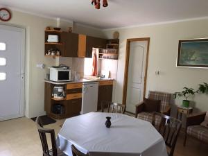 維拉尼的住宿－Szende Apartman，厨房以及带桌子和微波炉的用餐室。