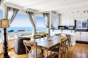 uma cozinha e sala de jantar com mesa e cadeiras em Sunset Escape em Bodega Bay