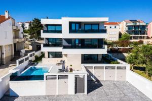 Villa Laverna内部或周边的泳池