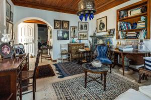 uma sala de estar cheia de mobiliário e um lustre em The Admiral's House Kastellorizo em Meyisti