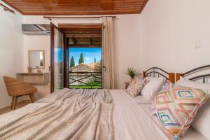 Een bed of bedden in een kamer bij Villa La Isla with Private Pool