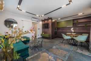 salon z zieloną kanapą i stołem w obiekcie Villa Laverna w Novalji