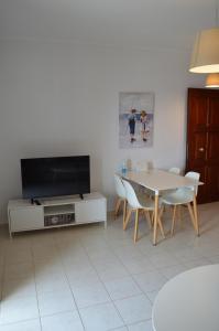 Televízia a/alebo spoločenská miestnosť v ubytovaní Best House,Appartments,Pylos Messinias + 6 fotografií