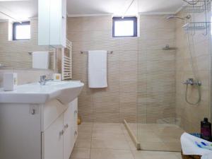 a bathroom with a shower and a sink and a mirror at Μεγάλο Διαμέρισμα Πολυτελείας με θέα την Πόλη in Néa Alikarnassós