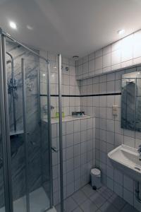 A bathroom at Hotel-Restaurant Schettel