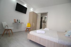 Ένα ή περισσότερα κρεβάτια σε δωμάτιο στο Monolocale in centro a due passi dal mare