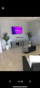 TV a/nebo společenská místnost v ubytování La Casona Beach House