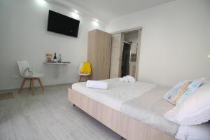 Ένα ή περισσότερα κρεβάτια σε δωμάτιο στο Monolocale in centro a due passi dal mare