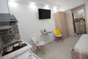 Η κουζίνα ή μικρή κουζίνα στο Monolocale in centro a due passi dal mare