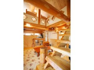 una habitación con escaleras de madera en una casa en Log house for 12 people - Vacation STAY 35071v, en Minamioguni