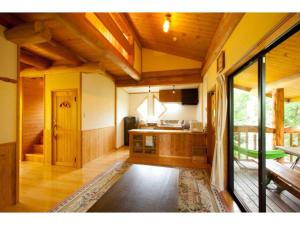 Log house for 12 people - Vacation STAY 35069v في ميناميوغوني: مطبخ كبير وأرضيات خشبية ونافذة كبيرة