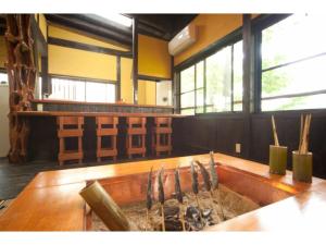 una habitación con una mesa de madera con un puñado de cuchillos en Log house for 12 people - Vacation STAY 35072v, en Minamioguni
