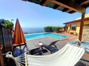a patio with a hammock and a swimming pool at Apartamento Teide de StarAps Tenerife in Sauzal