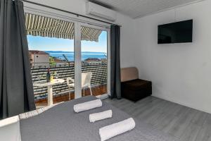 1 dormitorio con 1 cama y balcón con vistas. en Apartments Lada, en Makarska