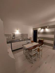 una cucina con tavolo e sedie in una stanza di Casa De Batté a Riomaggiore