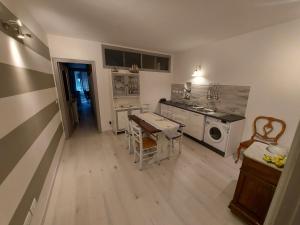 una cucina con tavolo, lavandino e piano cottura di Casa De Batté a Riomaggiore
