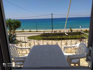 - une table et des chaises avec vue sur la plage dans l'établissement Akrothalassia, à Ligia