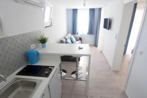 Kuchyň nebo kuchyňský kout v ubytování Rita Apartments - Sea-view apartment 2plus1