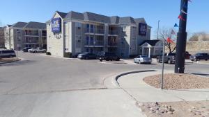 einen Blick auf die Straße eines Apartmentkomplexes mit parkenden Autos in der Unterkunft InTown Suites Extended Stay El Paso TX in El Paso