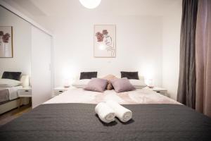 Postel nebo postele na pokoji v ubytování Apartmani Lelu