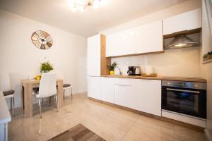 Kuchyň nebo kuchyňský kout v ubytování Apartmani Lelu