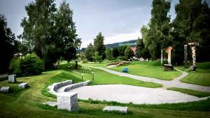 un gran parque con un camino en el césped en Ferienwohnung - a Auszeit, en Neumarkt in Steiermark