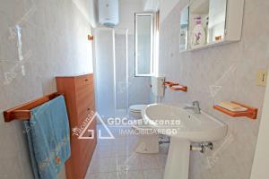 リド・マリーニにあるGD Case Vacanza - Fronte Mare -のバスルーム(洗面台、トイレ付)