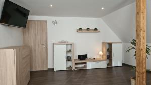 TV a/nebo společenská místnost v ubytování Ferienwohnung Utkiek
