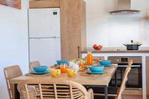 Kuchyňa alebo kuchynka v ubytovaní Pnoes Villas Vasiliki Lefkada