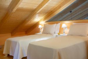 Posteľ alebo postele v izbe v ubytovaní Pnoes Villas Vasiliki Lefkada
