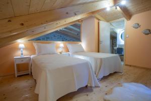 Posteľ alebo postele v izbe v ubytovaní Pnoes Villas Vasiliki Lefkada