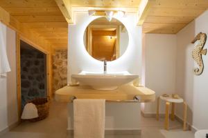 Kúpeľňa v ubytovaní Pnoes Villas Vasiliki Lefkada