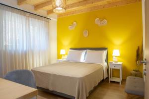 Posteľ alebo postele v izbe v ubytovaní Pnoes Villas Vasiliki Lefkada