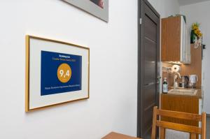 ramka obrazowa wisząca na ścianie obok kuchni w obiekcie Nasze Kamienice Apartament Express Rzeszów Główny w mieście Rzeszów