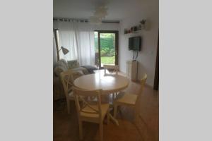TV a/nebo společenská místnost v ubytování Apartamento en el Paseo de Manuel Noriega, Nº 9, con jardín privado, Wifi, en Comillas + 8 fotografií