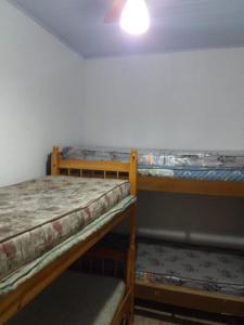 een slaapkamer met 2 stapelbedden in een kamer bij Casa Bairro Belas Artes in Itanhaém