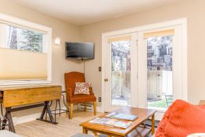 - un salon avec un piano et une fenêtre dans l'établissement Viking Lodge, à Telluride