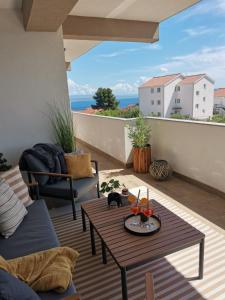eine Terrasse mit einem Tisch und Meerblick in der Unterkunft Dream Variant in Trogir