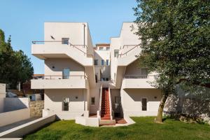 a white building with a tree in front of it at Bombarda Homes in Porto